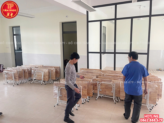 Bàn giao số lượng lớn tủ kệ, bàn ghế cho trường mầm non tại Hưng Yên