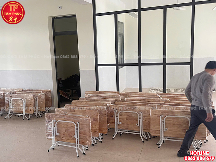 Bàn giao số lượng lớn tủ kệ, bàn ghế cho trường mầm non tại Hưng Yên