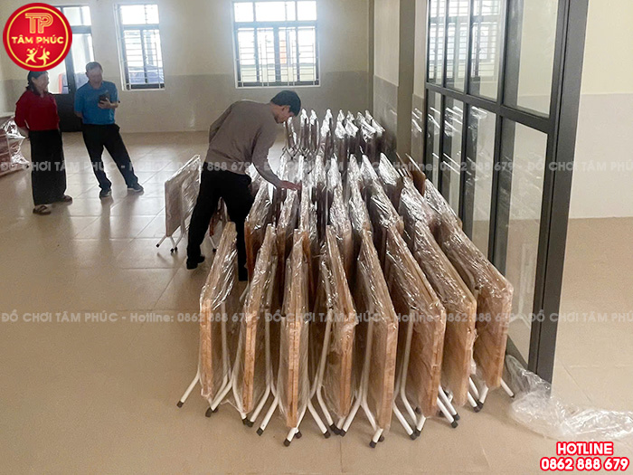Bàn giao số lượng lớn tủ kệ, bàn ghế cho trường mầm non tại Hưng Yên