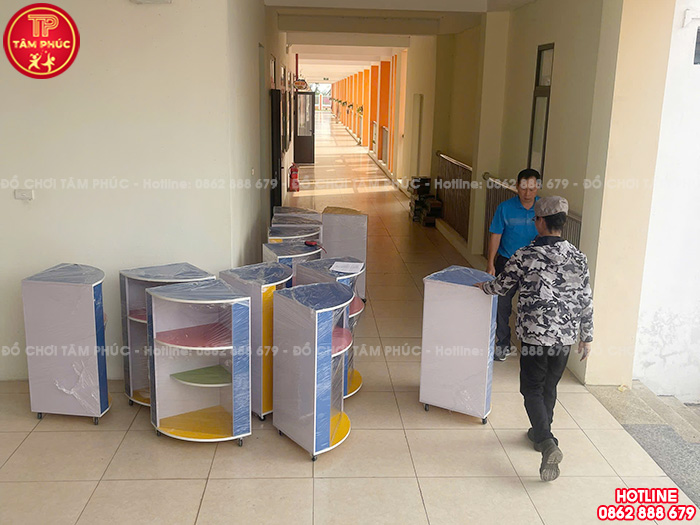 Bàn giao số lượng lớn tủ kệ, bàn ghế cho trường mầm non tại Hưng Yên