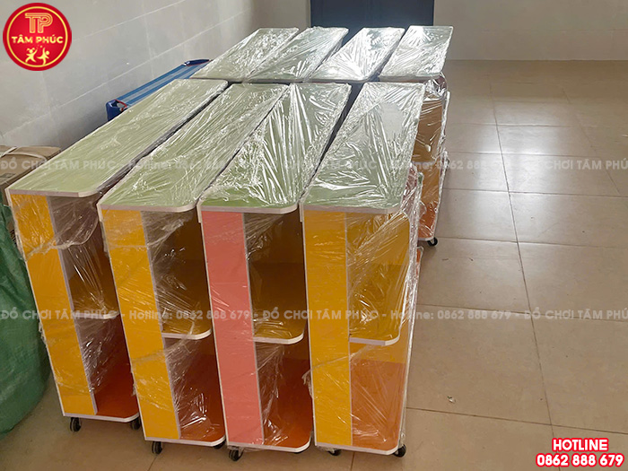 Bàn giao số lượng lớn tủ kệ, bàn ghế cho trường mầm non tại Hưng Yên