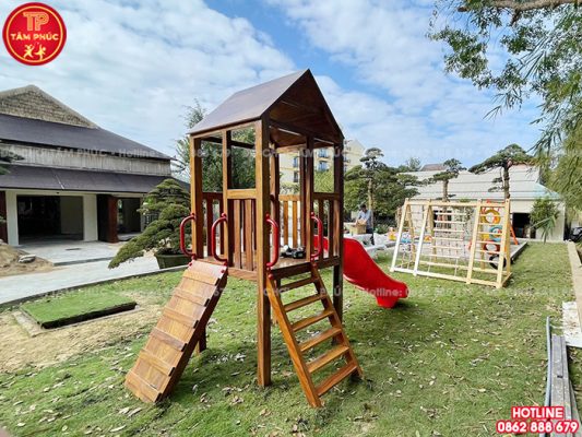 Lắp đặt đồ chơi vận động bằng gỗ ngoài trời cho sân vườn gia đình anh Phong