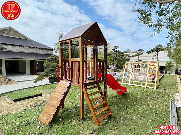 Lắp đặt đồ chơi vận động bằng gỗ ngoài trời cho sân vườn gia đình anh Phong