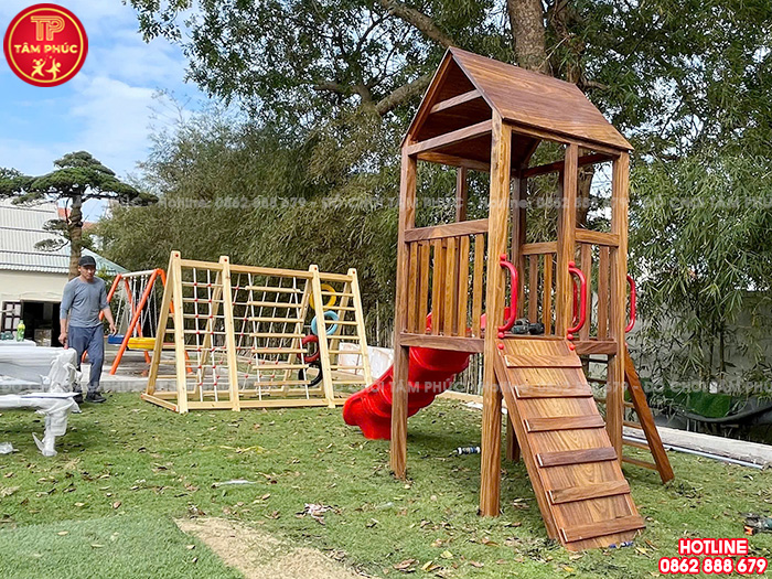 Lắp đặt đồ chơi vận động bằng gỗ ngoài trời cho sân vườn gia đình anh Phong