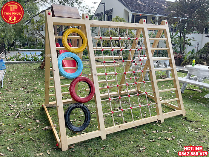 Lắp đặt đồ chơi vận động bằng gỗ ngoài trời cho sân vườn gia đình anh Phong