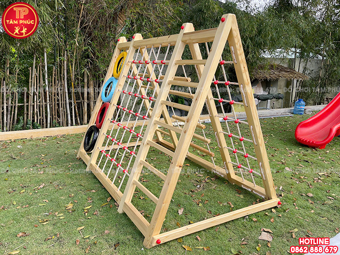 Lắp đặt đồ chơi vận động bằng gỗ ngoài trời cho sân vườn gia đình anh Phong