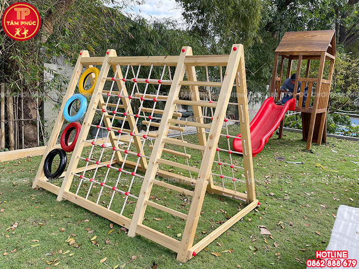Lắp đặt đồ chơi vận động bằng gỗ ngoài trời cho sân vườn gia đình anh Phong