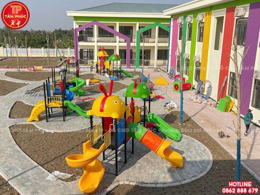 Thi công lắp đặt sân chơi ngoài trời cho trường mầm non mới xây tại Quảng Ninh