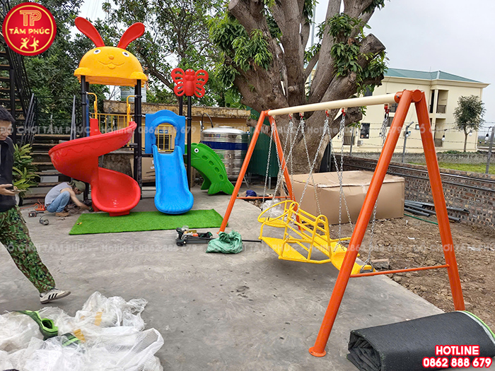 Lắp đặt đồ chơi ngoài trời cho sân vườn gia đình anh Hưng tại Vĩnh Phúc