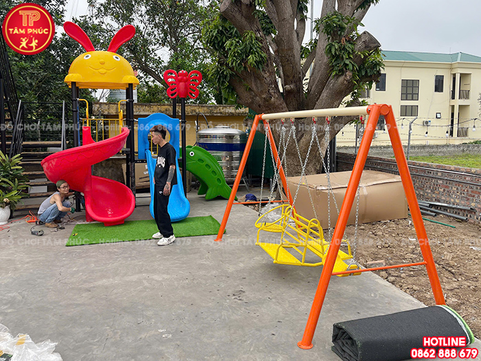 Lắp đặt đồ chơi ngoài trời cho sân vườn gia đình anh Hưng tại Vĩnh Phúc