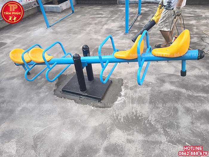 Lắp đặt thiết bị thể dục và đồ chơi ngoài trời cho sân tập thể tại Quảng Ninh