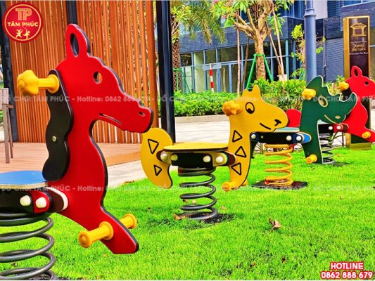 Tiêu chí kỹ thuật và thẩm mỹ khi chọn thú nhún lò xo nhựa HDPE cho trường mầm non quốc tế