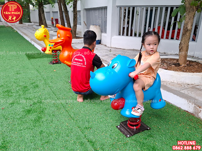 Tiêu chí kỹ thuật và thẩm mỹ khi chọn thú nhún lò xo nhựa HDPE cho trường mầm non quốc tế