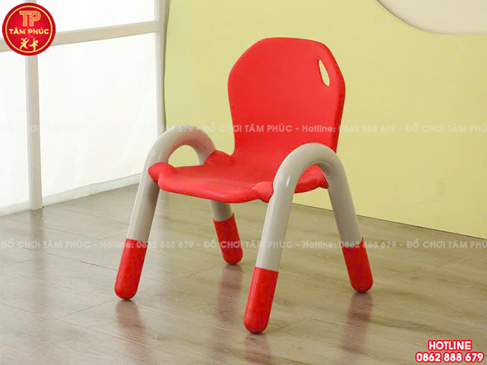 Ghế nhựa đúc cho bé mầm non có tay vịn nhập khẩu NK1-008