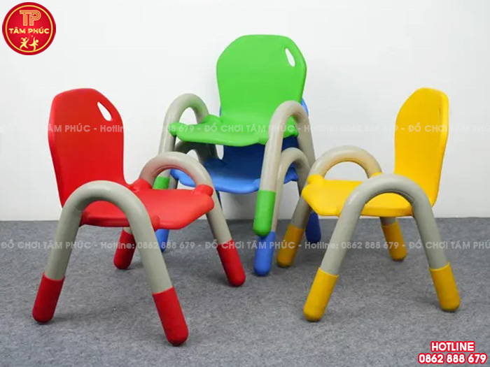 Ghế nhựa đúc cho bé mầm non có tay vịn nhập khẩu NK1-008