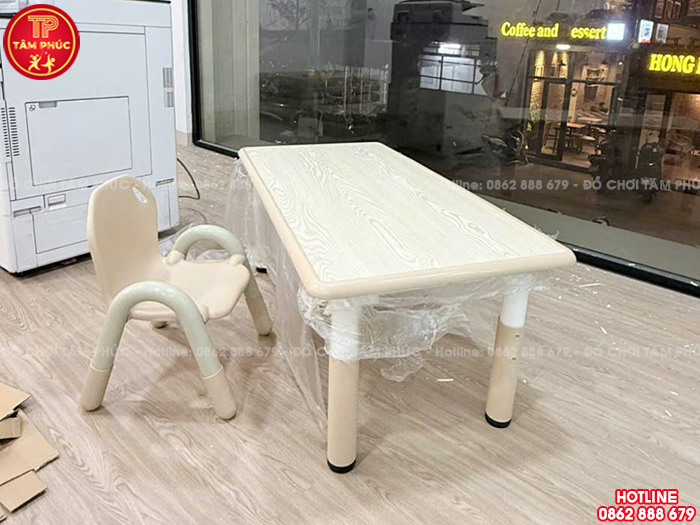 Bàn cho bé mầm non bằng nhựa hình chữ nhật nhập khẩu NK1-009