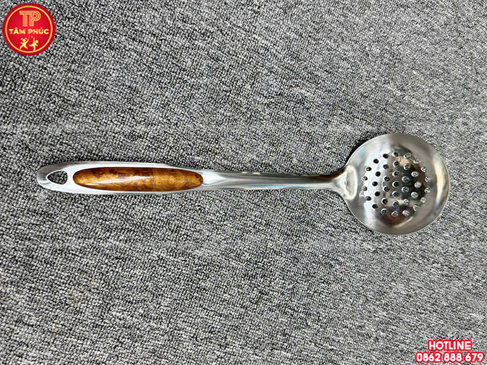 Muôi thủng inox cán đào cho nhà bếp trường mầm non NT8-032