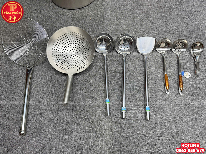 Muôi thủng inox cán đào cho nhà bếp trường mầm non NT8-032
