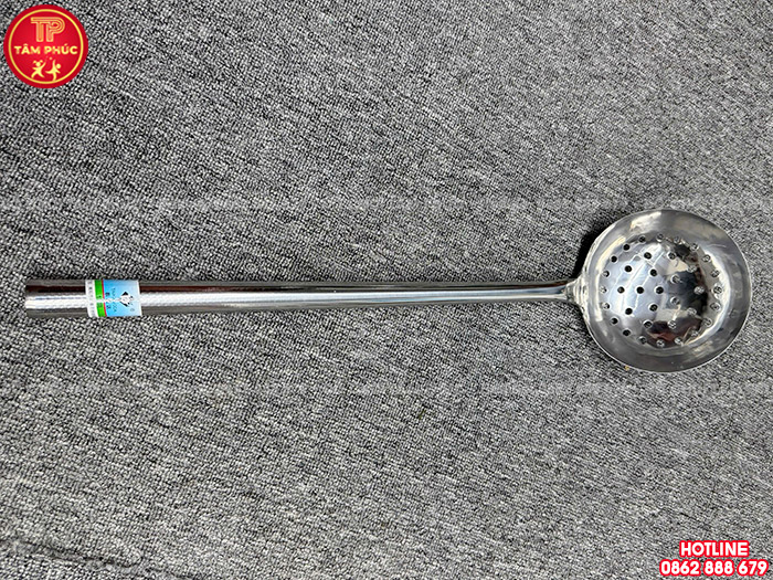 Muôi xào thủng inox cán dài 52cm cho trường mầm non NT8-035