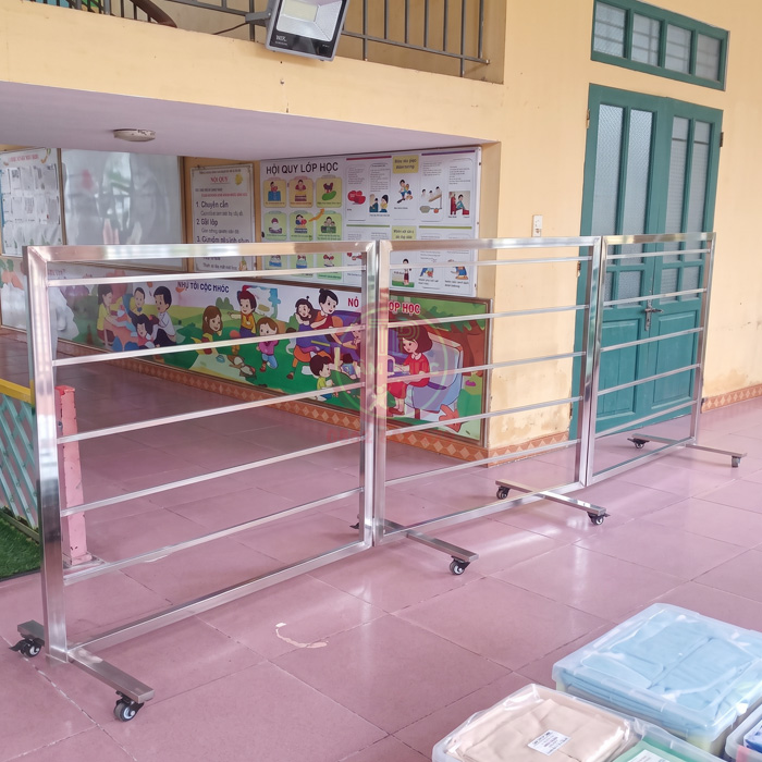 NT7-023-gia-treo-tranh-bang-inox-cho-truong-mam-non-1 Giá treo tranh bằng inox cho trường mầm non NT7-023