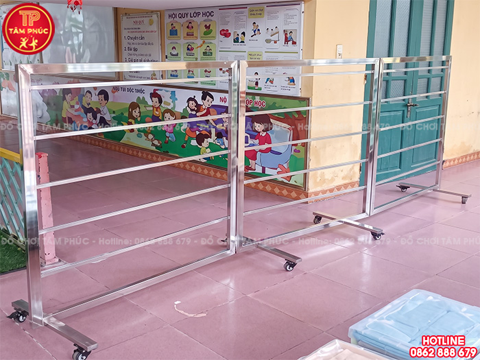 Giá treo tranh bằng inox cho trường mầm non NT7-023