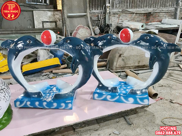 Cá heo chơi bóng phun nước cho bể bơi nhựa Composite TP12-031