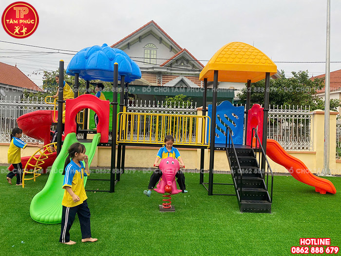 Bộ cầu trượt liên hoàn 2 khối nổi bật trên nền cỏ nhân tạo, tạo không gian vận động hấp dẫn cho trẻ