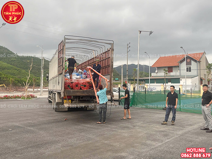 Xe tải chở đồ chơi tới tận chân công trình