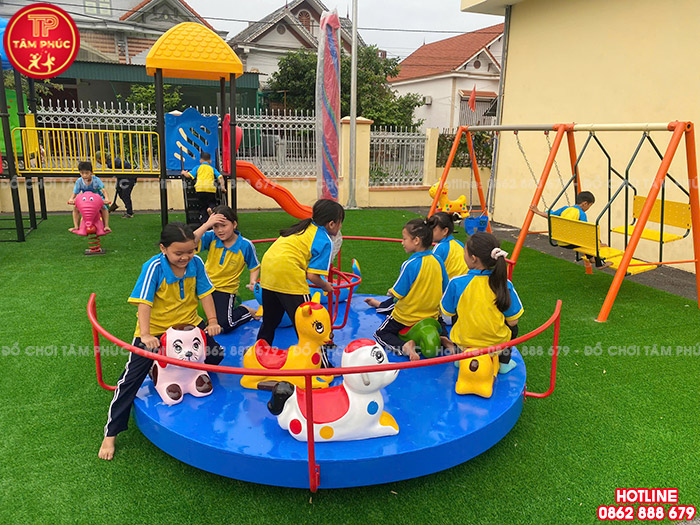 Các bạn nhỏ thoả thích chơi vui vẻ cùng các đồ chơi mới lắp đặt