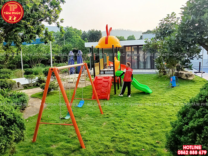 Đồ chơi được lắp đặt trên nền cỏ thật san tươi