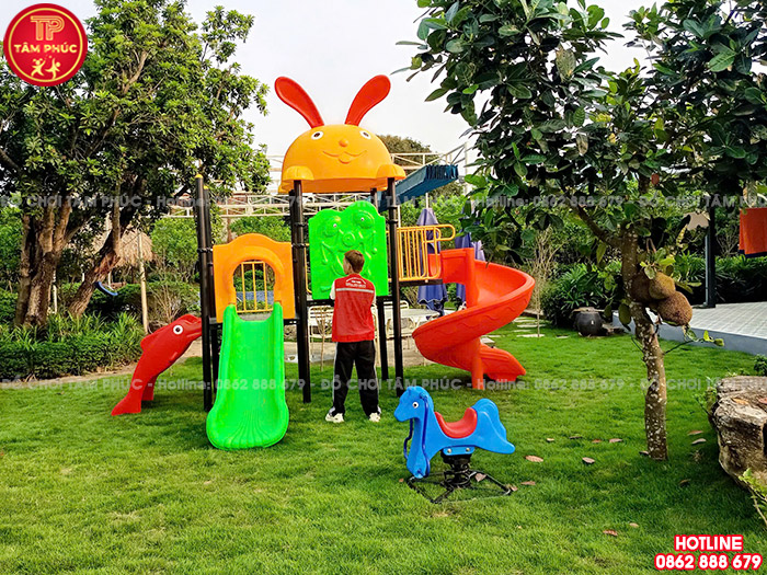 Bộ cầu trượt liên hoàn ngoài trời 2 khối được lắp đặt tại công trình