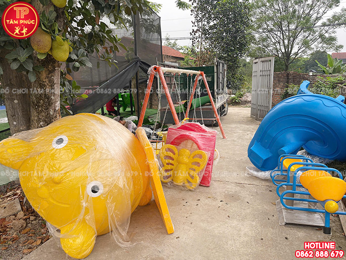 Mọi đồ chơi được tập kết tại chân công trình