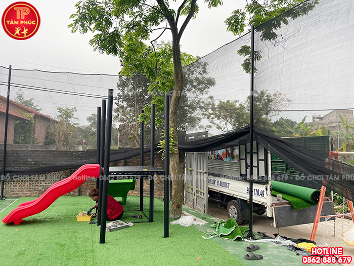 Thực hiện lắp đặt các đồ chơi đúng vị trí và đảm bảo kỹ thuật