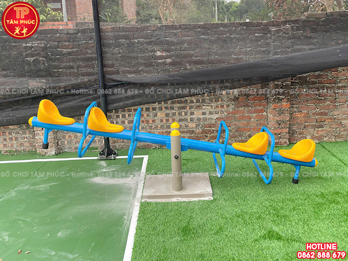 Bập bênh đòn 4 chỗ ngồi lắp đặt tại sân chơi