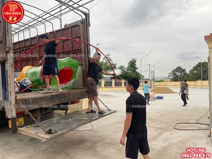 Đồ chơi được chở tới chân công trình bằng xe tải loại lớn