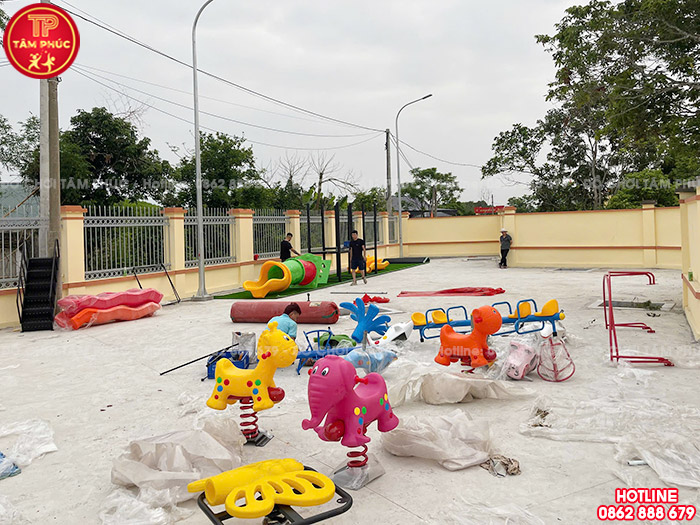 Các phần của đồ chơi được bốc dỡ xuống và phân loại để dễ dàng lắp đặt