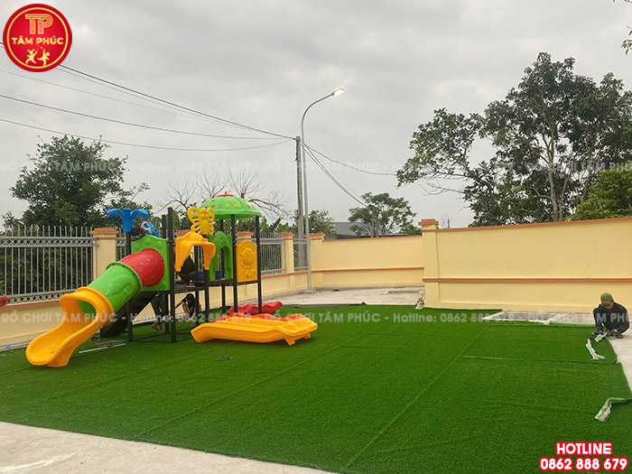 Sau khi trải cỏ là tới hạng mục lắp đặt đồ chơi