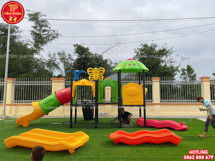 Bộ cầu trượt liên hoàn ngoài trời đang được lắp đặt